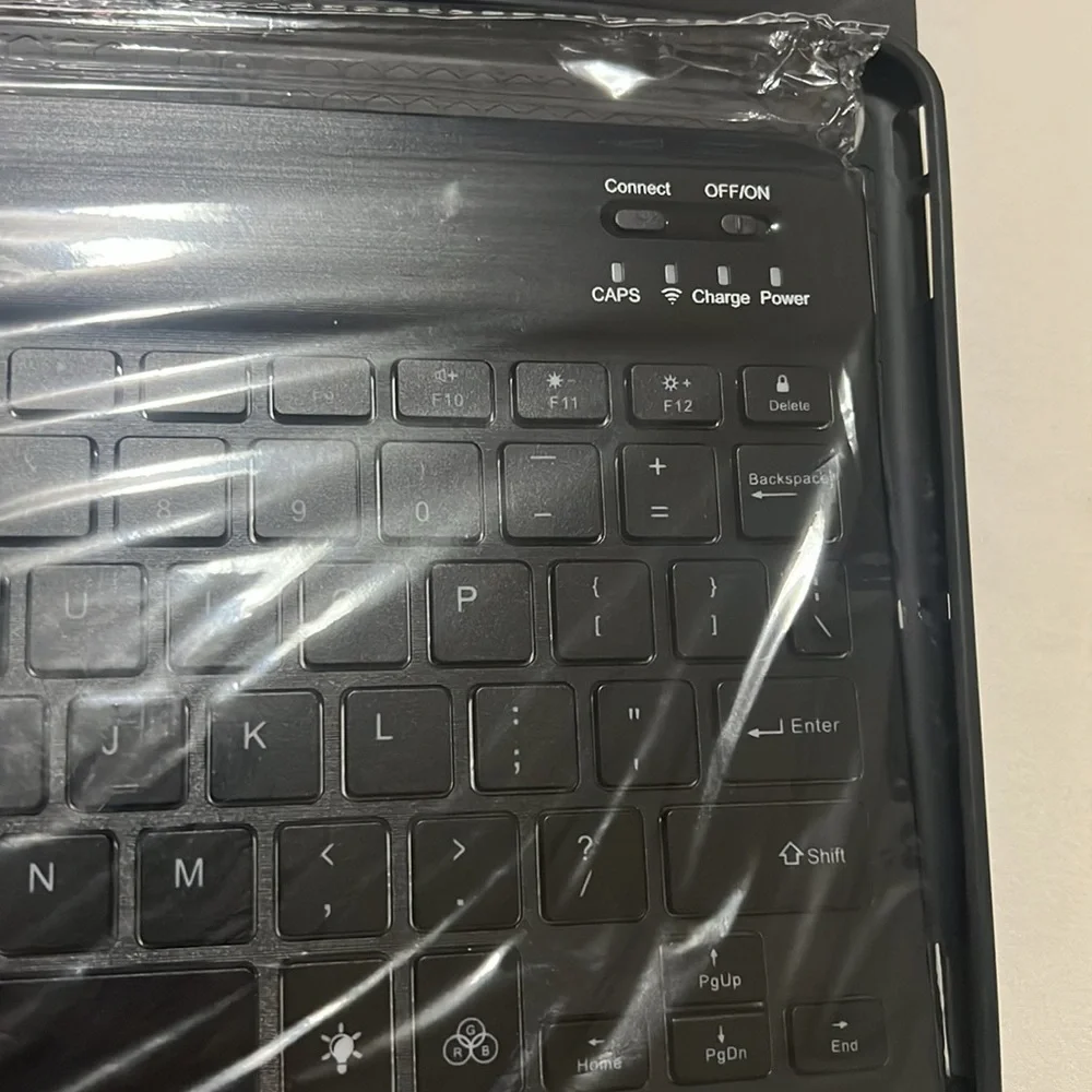 NWOT Wireless Keyboard case for Ipad